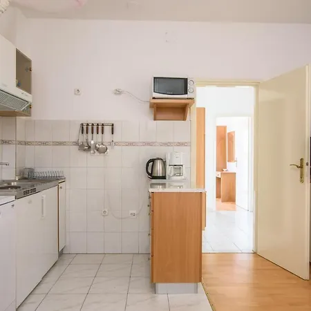 A1-apt W Shared Pool & Balcony Next To The Apartament Trogir
