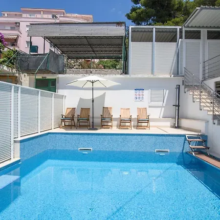 A1-apt W Shared Pool & Balcony Next To The *