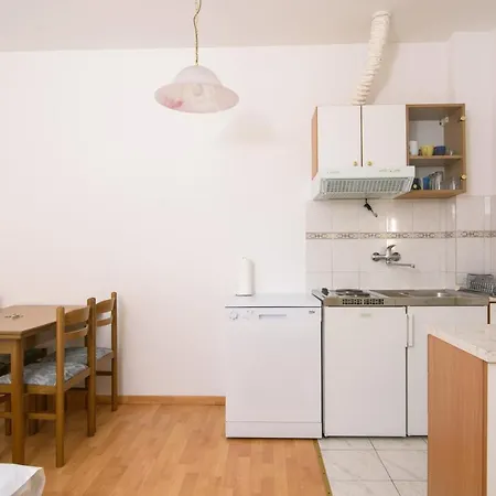 A1-apt W Shared Pool & Balcony Next To The Apartament