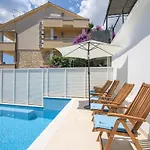 A1-apt W Shared Pool & Balcony Next To The Traù