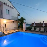 A1-apt W Shared Pool & Balcony Next To The Appartamento Traù