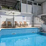 A1-apt W Shared Pool & Balcony Next To The Traù