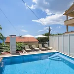 Appartamento A1-apt W Shared Pool & Balcony Next To The Traù