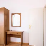 A1-apt W Shared Pool & Balcony Next To The Traù