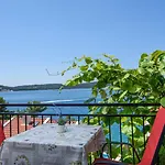 A1-apt W Shared Pool & Balcony Next To The Appartamento Traù