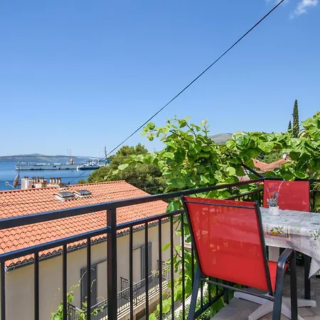 Appartamento A1-apt W Shared Pool & Balcony Next To The Traù
