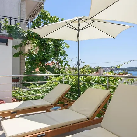 A1-apt W Shared Pool & Balcony Next To The Apartmán Trogir