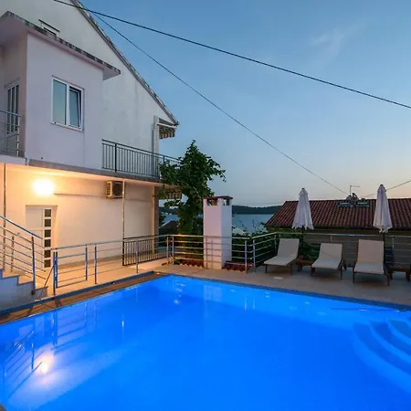 A1-apt W Shared Pool & Balcony Next To The Apartmán Trogir