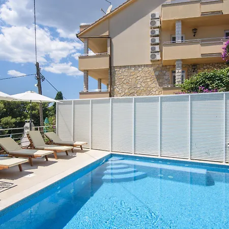 A1-apt W Shared Pool & Balcony Next To The * Traù
