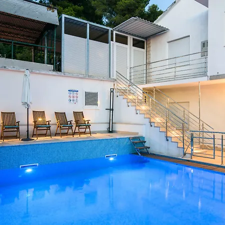 A1-apt W Shared Pool & Balcony Next To The * Traù