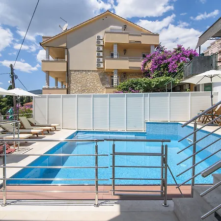 A1-apt W Shared Pool & Balcony Next To The Appartamento Traù