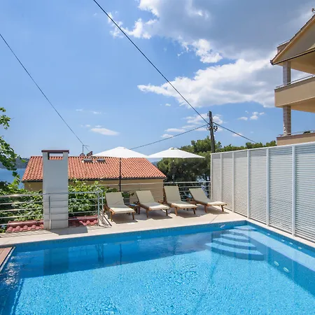 Apartmán A1-apt W Shared Pool & Balcony Next To The Trogir