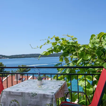 A1-apt W Shared Pool & Balcony Next To The Apartmán Trogir