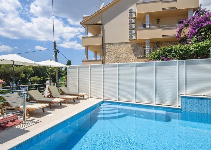 A1-apt W Shared Pool & Balcony Next To The * Трогир