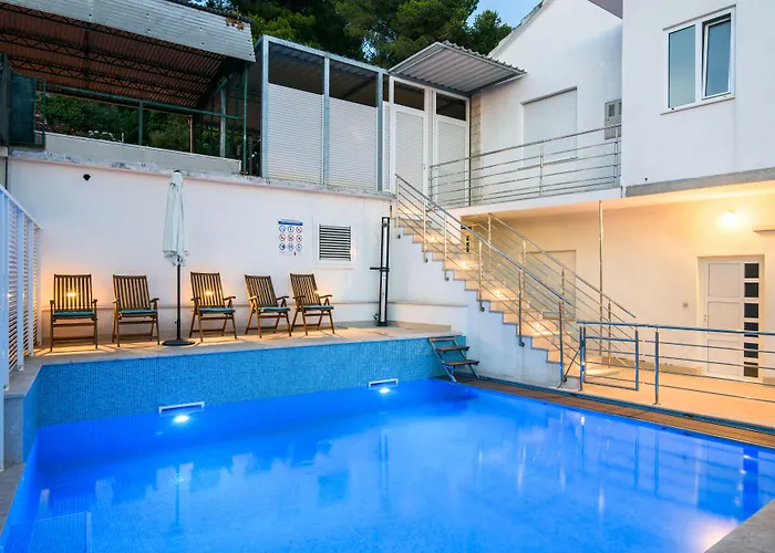 A1-apt W Shared Pool & Balcony Next To The * Трогир