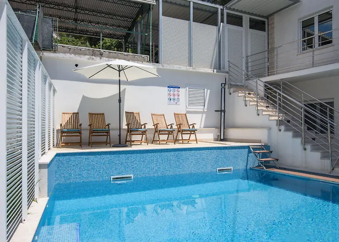 A1-apt W Shared Pool & Balcony Next To The Трогир