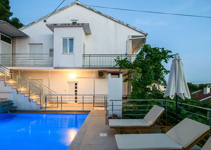 A1-apt W Shared Pool & Balcony Next To The * Трогир