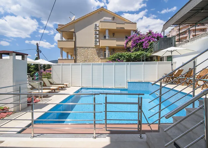 A1-apt W Shared Pool & Balcony Next To The Апартаменты Трогир