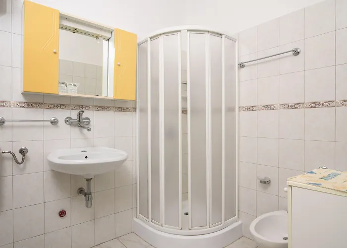 A1-apt W Shared Pool & Balcony Next To The Трогир