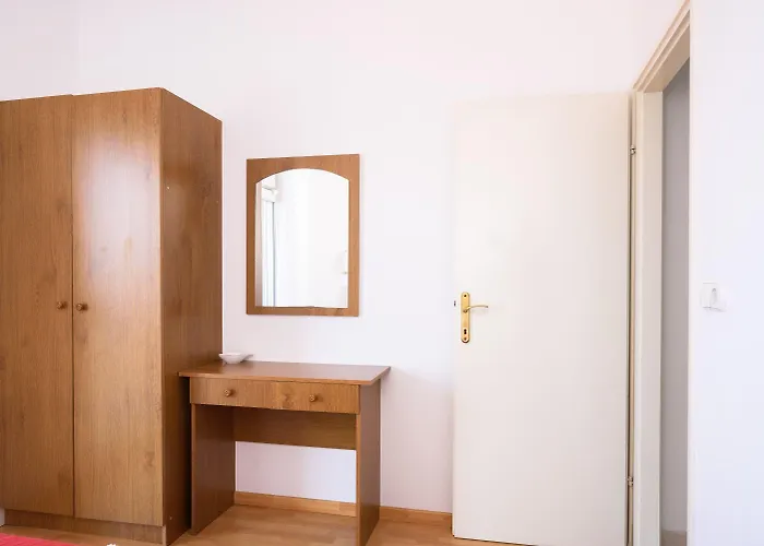 A1-apt W Shared Pool & Balcony Next To The Трогир