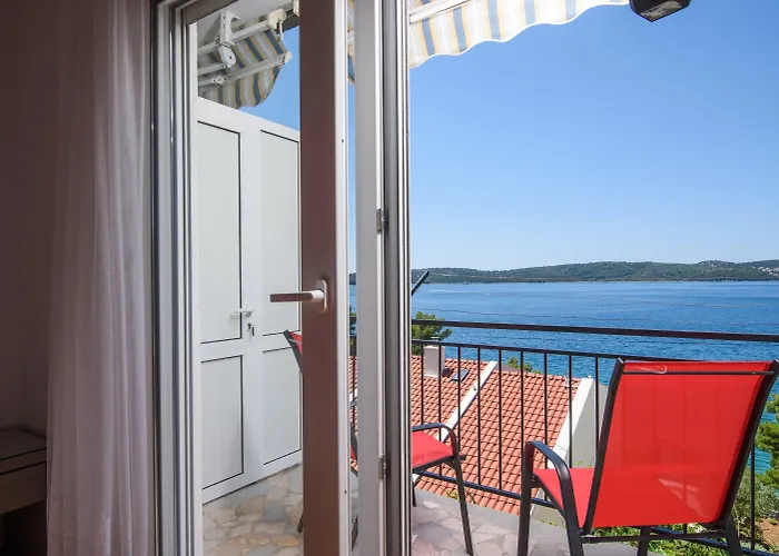 A1-apt W Shared Pool & Balcony Next To The * Трогир